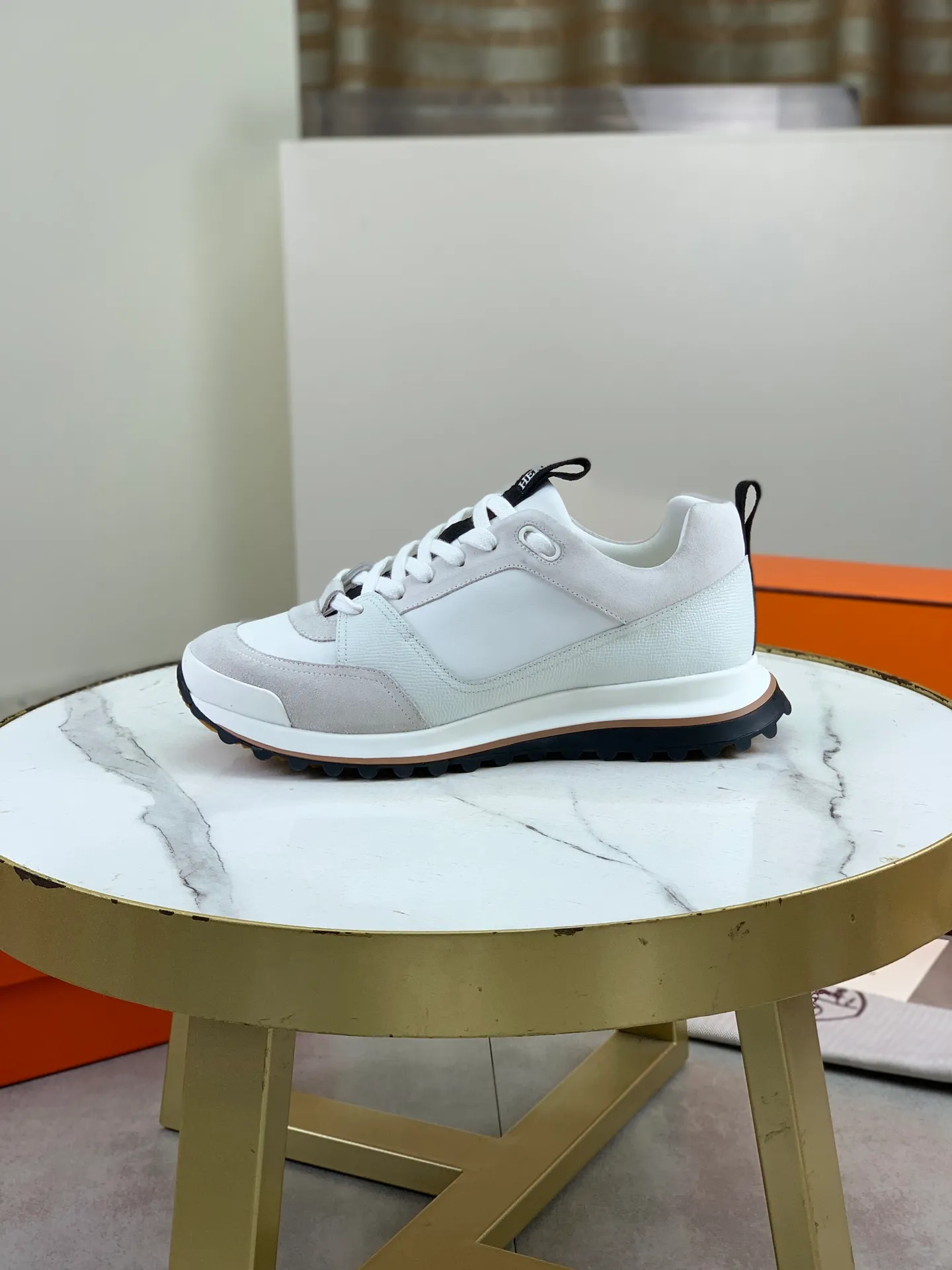Factory price P800 Top version Original order Hermes men's Drift Sneaker summer new casual sports shoes Original purchase development and production H family men's classic series technological breathable fabrics with cowhide casual sports shoes Casual sports dad shoes combine high-tech breathable materials and cowhide, H family exclusive button decoration on the side The outsole is full of H italic design and bright colors show vitality and continue the brand design inspiration. Stroll around the city lightly and feel free and comfortable. Delivered in exquisite packaging🛍📦 ▪️Fabric: original customized breathable material + first layer of cowhide ▪️Inner: cowhide feet ▪️Outsole: molded and evacuated PU+TPU material ▪️Size: 39-44 (38 45 46 customized) Multiple colors available Premium packaging